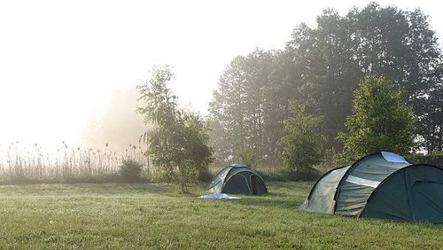 Ein Zelt steht auf der Kanuwiese in Blankenförde.